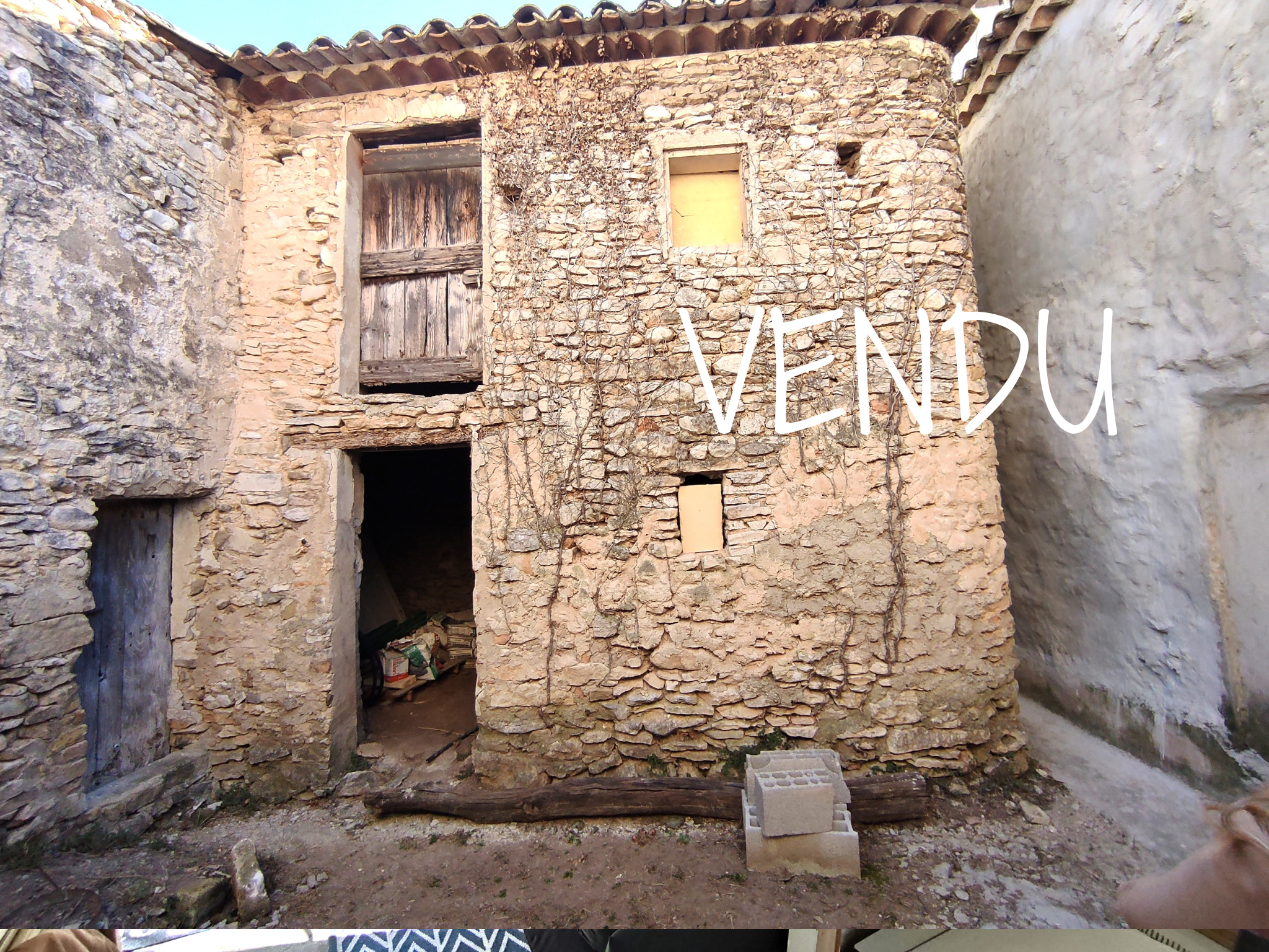 Proche De L Adobe Et De La Bauge Vente *** VENDU ***Mazet en pierre à restaurer, compteur d'eau existant,  viabilité à proximité.